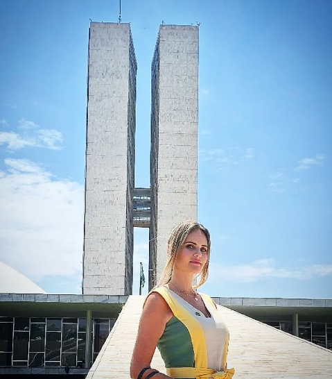 Bernadete Rahim em frente ao Congresso Nacional
